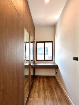 หมู่บ้านบุราสิริ กรุงเทพกรีฑา | งานออกแบบและตกแต่งภายใน พร้อมติดตั้งบิวท์อินเฟอร์นิเจอร์ครบวงจร