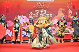 เมืองสุขสยาม ณ ไอคอนสยาม ต้อนรับเทศกาลตรุษจีนปีม้าไฟ 