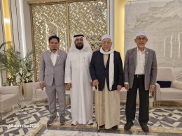 ผู้อำนวยการสถาบันมาตรฐานฮาลาลแห่งประเทศไทย ซึ่งติดตามท่านจุฬาราชมนตรี ได้เข้าเยี่ยมตามคำเชิญของปลัดกระทรวงอาวกอฟแห่งรัฐกาตาร์
