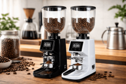 เครื่องบดเมล็ดกาแฟ ETZEL สีดำและสีขาวบนโต๊ะไม้