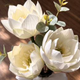 หมดปัญหาหิ้งพระแน่น! เปลี่ยนมุมไหว้พระให้เรียบหรู พอดีเป๊ะด้วย Muji Vase with Lotus
