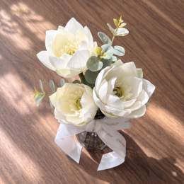 หมดปัญหาหิ้งพระแน่น! เปลี่ยนมุมไหว้พระให้เรียบหรู พอดีเป๊ะด้วย Muji Vase with Lotus