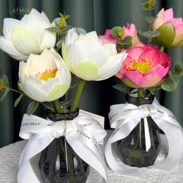 หมดปัญหาหิ้งพระแน่น! เปลี่ยนมุมไหว้พระให้เรียบหรู พอดีเป๊ะด้วย Muji Vase with Lotus