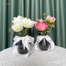 หมดปัญหาหิ้งพระแน่น! เปลี่ยนมุมไหว้พระให้เรียบหรู พอดีเป๊ะด้วย Muji Vase with Lotus