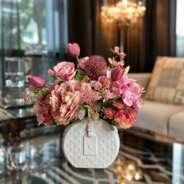 เพิ่มความหรูหราในบ้านด้วยแจกันดอกไม้ปลอมและแจกันจาก Louis Vuitton