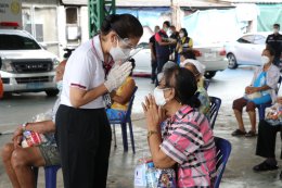 สตม. มอบข้าวสารและอาหารแห้ง 650 ชุด ให้แก่ชุมชนแฟลต19-22 คลองเตย