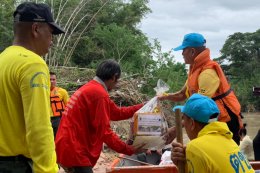 ผบช.สตม. เดินสายลงพื้นที่ขอนแก่น เลี้ยงอาหารเด็กพิการ และมอบถุงยังชีพช่วยผู้ประสบภัยน้ำท่วม