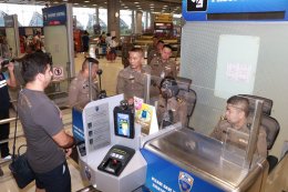 Pol.Gen.Sompong Chingdaung visited Suwannabhumi airport to solve long queue immigration