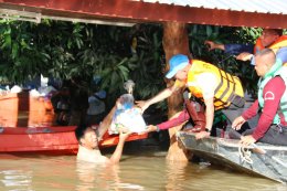 บิ๊กอู๊ด รุดลงอุบล ช่วยผู้ประสบภัยน้ำท่วม จังหวัดอุบลราชธานี 