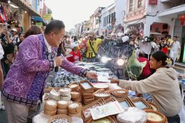 ผู้ว่าฯ ภูเก็ตนำทีมรณรงค์ คนละครึ่ง พลัส เชิญชวนร้านค้าและประชาชนร่วมลดค่าครองชีพ กระตุ้นเศรษฐกิจท้องถิ่น