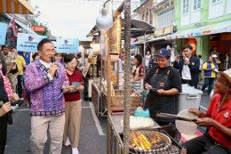 ผู้ว่าฯ ภูเก็ตนำทีมรณรงค์ คนละครึ่ง พลัส เชิญชวนร้านค้าและประชาชนร่วมลดค่าครองชีพ กระตุ้นเศรษฐกิจท้องถิ่น