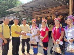 หน่วยงานภาครัฐ มอบสิ่งของให้หมู่บ้านกะเหรี่ยงคอยาวประสบภัยน้ำท่วม