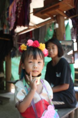 หน่วยงานภาครัฐ มอบสิ่งของให้หมู่บ้านกะเหรี่ยงคอยาวประสบภัยน้ำท่วม