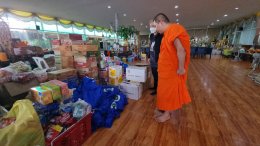 นนทบุรี โยมช่วยวัดวัดช่วยโยม ! ชื่นชมพระวัดดังรวบรวมสิ่งของช่วยนำ้ท่วมเชียงราย