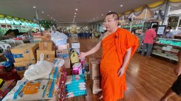 นนทบุรี โยมช่วยวัดวัดช่วยโยม ! ชื่นชมพระวัดดังรวบรวมสิ่งของช่วยนำ้ท่วมเชียงราย