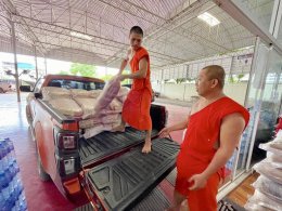 นนทบุรี โยมช่วยวัดวัดช่วยโยม ! ชื่นชมพระวัดดังรวบรวมสิ่งของช่วยนำ้ท่วมเชียงราย
