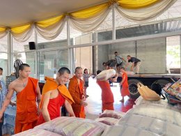 นนทบุรี โยมช่วยวัดวัดช่วยโยม ! ชื่นชมพระวัดดังรวบรวมสิ่งของช่วยนำ้ท่วมเชียงราย