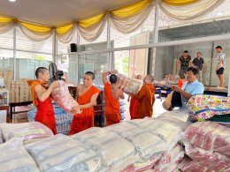 นนทบุรี โยมช่วยวัดวัดช่วยโยม ! ชื่นชมพระวัดดังรวบรวมสิ่งของช่วยนำ้ท่วมเชียงราย