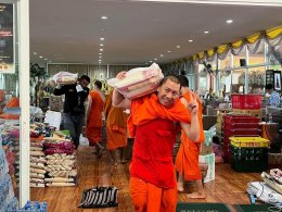 นนทบุรี โยมช่วยวัดวัดช่วยโยม ! ชื่นชมพระวัดดังรวบรวมสิ่งของช่วยนำ้ท่วมเชียงราย