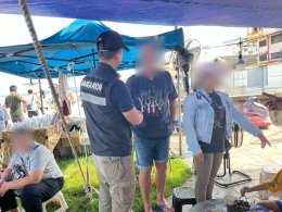 ตรวจคนเข้าเมือง ออกตรวจและดูแลความปลอดภัยให้แก่นักท่องเที่ยว ในงานแข่งเรือยาวชิงถ้วยพระราชทานฯ