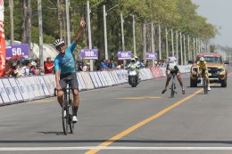 ธุรกิจ-อดิศักดิ์ คว้าทองมาสเตอร์ ธนภัทร สกุลแตร สู้อย่างสุดหัวใจ เป็นตะคริวรอบสุดท้ายแต่ปั่นจนจบ คว้าทองแดงโรดเรซชิงแชมป์เอเชีย
