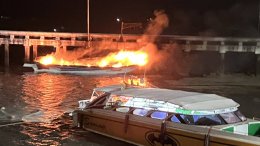 ระทึก!เพลิงไหม้วอดนับสิบลำ เรือสปีดโบ๊ทจอดเทียบท่าอ่าวฉลอง