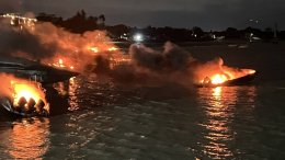 ระทึก!เพลิงไหม้วอดนับสิบลำ เรือสปีดโบ๊ทจอดเทียบท่าอ่าวฉลอง