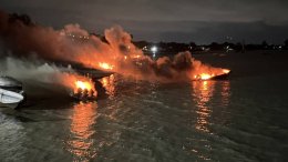 ระทึก!เพลิงไหม้วอดนับสิบลำ เรือสปีดโบ๊ทจอดเทียบท่าอ่าวฉลอง