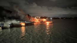 ระทึก!เพลิงไหม้วอดนับสิบลำ เรือสปีดโบ๊ทจอดเทียบท่าอ่าวฉลอง