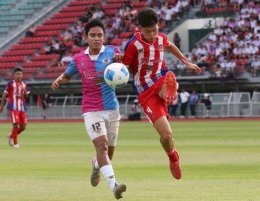 สวนกุหลาบวิทยาลัย ไล่เจ๊า อัสสัมชัญธนบุรี แชมป์เก่า 1-1 ก่อนเอาชนะในช่วงดวลจุดโทษ ผงาดครองแชมป์ลูกหนังขาสั้น กรมพลศึกษา เดลินิวส์คัพ 2025 รุ่น 18 ปี ก. สมัยที่ 2 มาครองได้อย่างยิ่งใหญ่