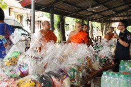 พระสุนทรมุนี พร้อมคณะ และสมาคมสว่างนครน่าน นำถุงยังชีพช่วยผู้ประสบภัย 