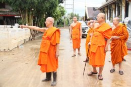 พระสุนทรมุนี พร้อมคณะ และสมาคมสว่างนครน่าน นำถุงยังชีพช่วยผู้ประสบภัย 