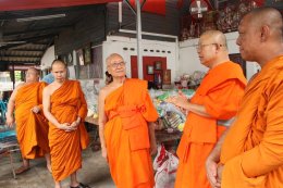 พระสุนทรมุนี พร้อมคณะ และสมาคมสว่างนครน่าน นำถุงยังชีพช่วยผู้ประสบภัย 