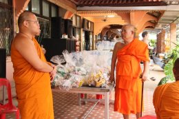 พระสุนทรมุนี พร้อมคณะ และสมาคมสว่างนครน่าน นำถุงยังชีพช่วยผู้ประสบภัย 