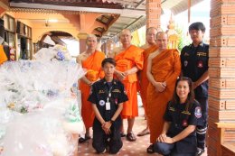 พระสุนทรมุนี พร้อมคณะ และสมาคมสว่างนครน่าน นำถุงยังชีพช่วยผู้ประสบภัย 