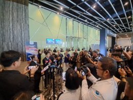 "เสี่ยโก้" นายก่อเกียรติ พาณิชยารมณ์ หอบหลักฐานเหตุการณ์ บ.แพลน บี. ร่วมมืออดีตเจ้าหน้าที่ภาครัฐปลอมแปลงเอกสารสำคัญ ทำให้ตนเสียหายกว่า กว่า 5,000 ล้านบาท และภาครัฐสูญรายได้กว่า 1,000 ล้านบาท