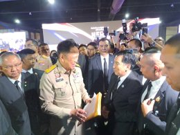 "เสี่ยโก้" นายก่อเกียรติ พาณิชยารมณ์ หอบหลักฐานเหตุการณ์ บ.แพลน บี. ร่วมมืออดีตเจ้าหน้าที่ภาครัฐปลอมแปลงเอกสารสำคัญ ทำให้ตนเสียหายกว่า กว่า 5,000 ล้านบาท และภาครัฐสูญรายได้กว่า 1,000 ล้านบาท