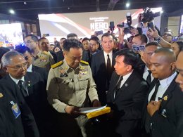 "เสี่ยโก้" นายก่อเกียรติ พาณิชยารมณ์ หอบหลักฐานเหตุการณ์ บ.แพลน บี. ร่วมมืออดีตเจ้าหน้าที่ภาครัฐปลอมแปลงเอกสารสำคัญ ทำให้ตนเสียหายกว่า กว่า 5,000 ล้านบาท และภาครัฐสูญรายได้กว่า 1,000 ล้านบาท