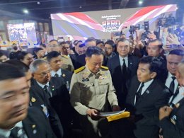 "เสี่ยโก้" นายก่อเกียรติ พาณิชยารมณ์ หอบหลักฐานเหตุการณ์ บ.แพลน บี. ร่วมมืออดีตเจ้าหน้าที่ภาครัฐปลอมแปลงเอกสารสำคัญ ทำให้ตนเสียหายกว่า กว่า 5,000 ล้านบาท และภาครัฐสูญรายได้กว่า 1,000 ล้านบาท