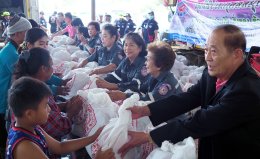 มูลนิธิร่วมกุศลสมุทรปราการ ลงพื้นที่นำสิ่งของถุงยังชีพและน้ำดื่ม (ตราสิงห์) ไปช่วยเหลือเยียวยาพี่น้องประชาชน ผู้ประสบอุทกภัย (น้ำท่วม) จ.พิษณุโลก