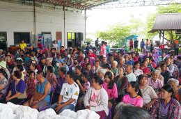 มูลนิธิร่วมกุศลสมุทรปราการ ลงพื้นที่นำสิ่งของถุงยังชีพและน้ำดื่ม (ตราสิงห์) ไปช่วยเหลือเยียวยาพี่น้องประชาชน ผู้ประสบอุทกภัย (น้ำท่วม) จ.พิษณุโลก