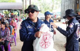 มูลนิธิร่วมกุศลสมุทรปราการ ลงพื้นที่นำสิ่งของถุงยังชีพและน้ำดื่ม (ตราสิงห์) ไปช่วยเหลือเยียวยาพี่น้องประชาชน ผู้ประสบอุทกภัย (น้ำท่วม) จ.พิษณุโลก