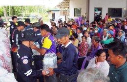 มูลนิธิร่วมกุศลสมุทรปราการ ลงพื้นที่นำสิ่งของถุงยังชีพและน้ำดื่ม (ตราสิงห์) ไปช่วยเหลือเยียวยาพี่น้องประชาชน ผู้ประสบอุทกภัย (น้ำท่วม) จ.พิษณุโลก