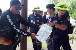 มูลนิธิร่วมกุศลสมุทรปราการ ลงพื้นที่นำสิ่งของถุงยังชีพและน้ำดื่ม (ตราสิงห์) ไปช่วยเหลือเยียวยาพี่น้องประชาชน ผู้ประสบอุทกภัย (น้ำท่วม) จ.พิษณุโลก