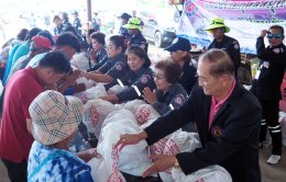 มูลนิธิร่วมกุศลสมุทรปราการ ลงพื้นที่นำสิ่งของถุงยังชีพและน้ำดื่ม (ตราสิงห์) ไปช่วยเหลือเยียวยาพี่น้องประชาชน ผู้ประสบอุทกภัย (น้ำท่วม) จ.พิษณุโลก
