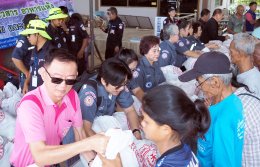 มูลนิธิร่วมกุศลสมุทรปราการ ลงพื้นที่นำสิ่งของถุงยังชีพและน้ำดื่ม (ตราสิงห์) ไปช่วยเหลือเยียวยาพี่น้องประชาชน ผู้ประสบอุทกภัย (น้ำท่วม) จ.พิษณุโลก