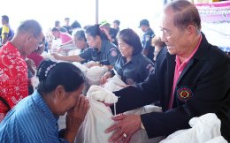 มูลนิธิร่วมกุศลสมุทรปราการ ลงพื้นที่นำสิ่งของถุงยังชีพและน้ำดื่ม (ตราสิงห์) ไปช่วยเหลือเยียวยาพี่น้องประชาชน ผู้ประสบอุทกภัย (น้ำท่วม) จ.พิษณุโลก