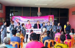 มูลนิธิร่วมกุศลสมุทรปราการ ลงพื้นที่นำสิ่งของถุงยังชีพและน้ำดื่ม (ตราสิงห์) ไปช่วยเหลือเยียวยาพี่น้องประชาชน ผู้ประสบอุทกภัย (น้ำท่วม) จ.พิษณุโลก