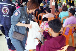 มูลนิธิร่วมกุศลสมุทรปราการ ลงพื้นที่นำสิ่งของถุงยังชีพและน้ำดื่ม (ตราสิงห์) ไปช่วยเหลือเยียวยาพี่น้องประชาชน ผู้ประสบอุทกภัย (น้ำท่วม) จ.พิษณุโลก