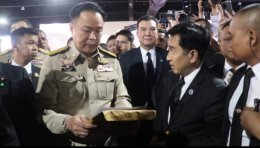 "เสี่ยโก้" นายก่อเกียรติ พาณิชยารมณ์ หอบหลักฐานเหตุการณ์ บ.แพลน บี. ร่วมมืออดีตเจ้าหน้าที่ภาครัฐปลอมแปลงเอกสารสำคัญ ทำให้ตนเสียหายกว่า กว่า 5,000 ล้านบาท และภาครัฐสูญรายได้กว่า 1,000 ล้านบาท